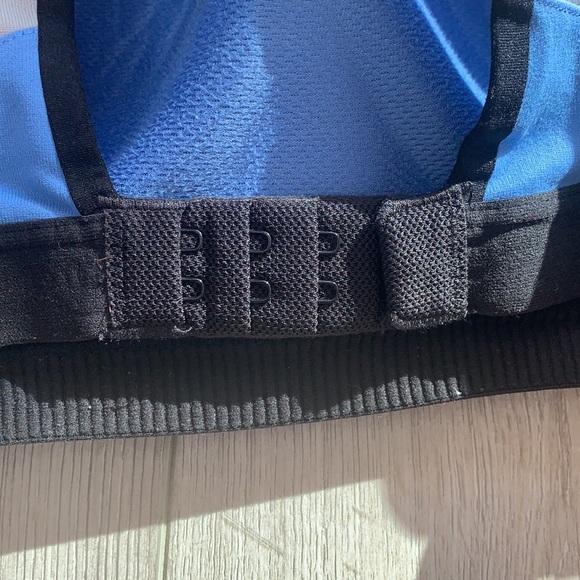 Victoria’s Secret Sports Bra Size 32DD - Picture 3 of 6